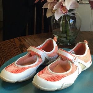 Red by Marc Ecko mesh shoe